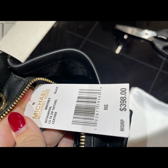 Michael Kors Top Zip Whitney in black leather & gold tone hardware - Picture 4 of 4